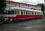 Inzwischen rot/beige lackiert: Der Kurier-VT 633 803 am 24.05.1991 auf dem Gleis der US-Army gegenüber dem Hbf. Heidelberg.