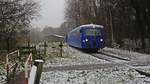 Am 3.12.17 fuhr der ehem. ETA 515 523-9, jetzt 686 002-6  Nessel  (95 80 0686 002-6 D-NEG) der  Schienenflotte GmbH im Auftrag der Verdener Eisenbahnfreunde - Kleinbahn Verden - Walsrode e.V die angekündigten sonderfahrten zum Nikolaus (3.12.17 & 10.12.17) von Verden nach Stemmen und umgekehrt.
Hier grade bei der einfahrt des Hp. Luttum als Zug 20.
Führ sonstiege zwecke wurde der  Gw3  06-26-33 (49 80 1 200 177-8 D-VEF) mitgenommen.
Der 1960 bei Orenstein & Koppel - Arthur Koppel AG gebaute Elektrotriebwagen mit Akkuantrieb (ETA) wurde 1996 durch die Regental Bahnbetriebs-GmbH umgebaut auf Dieselantrieb, somit ist er einer von zwei Umbau-ETA.
Der Fahrplan der  VEF  ist hier http://www.kleinbahnexpress.de/ zu finden.
Die Web-Presentz der Schienenflotte hier http://www.schienenflotte.de/

!!! Der Fotograph befand sich links vom Zaun !!!