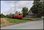 Am 4.8.2024 war endlich nach vielen Jahren der Streckenstilllegung wieder ein Museumszug von Eisenbahn Tradition auf der TWE Strecke von Lengerich nach Bad Laer unterwegs. Der Schlepptriebwagen VT 03 hatte mit Zug Nr. 910 vier gut besetzte Donnerbüchsen am Haken. Hier passiert die Garnitur gerade um 10.20 Uhr den ehemaligen Bahnhof Höste. Die alte Bahnsteigkante in Form von Holzbohlen ist noch immer vorhanden.