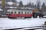 Frierts den kleinen T 34 der meterspurigen Lokalbahn Amstetten - Laichingen? Gengend Heizmaterial htte er bestimmt hinter sich..
Besonders zu erwhnen sind die hochgesetzten Puffer und Kupplung am T 34, welche es ermglichen, da aufgebockte Normalspur-Wagen direkt mit dem Dieseltriebwagen verbunden werden konnten..