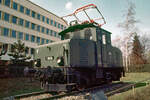 Die E 69 04, ex LAG 4, stand am 18.04.1982 als Denkmallok vor dem Gebäude des BZA München.