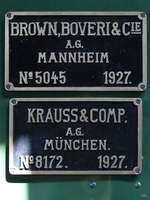 Herstellerschilder an der Elektrolokomotive E16 07. (Eisenbahnmuseum Freilassing, August 2020)