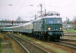 04.Dezember 1994, DB E18 08 fährt mit dem Interregio München-Salzburg im Bahnhof Freilassing ein.