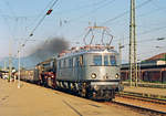 07.Juli 1991, Bahnhof Freilassing, der  Tauernexpress , eine Sonderfahrt, wurde mit Lok 41 018 angekündigt.