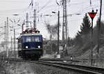 nachdem E18 047 ihren Z-Zug in Mukran abgeliefert hat kommt sie Lz zurck am 02.02.2011 Richtung Neustrelitz, hier am Abzwg Stralsund / Srg