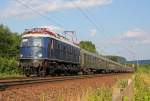 E18 047 mit ihrem 13 Wagen Sonderzug aus Cochem/Mosel nach Lippstadt bei Bonn Limperich am 06.07.2013