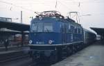 Im April 1979 wartet 118 041-3 mit einem Nahverkehrszug auf die Ausfahrt aus dem Bahnhof Lichtenfels