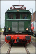 E 44 044 beim Tag der offenen Tür am 31.08.2024 im DB Werk Dessau. Auf der Lok wurden Führerstandsmitfahrten angeboten.