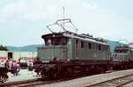 Ellok 144 081-7 (DB) bei einer Lokausstellung am Beginn der Geislinger Steige vor dem Bahnhof Geislingen (26.06.1983)