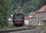 E 44 044 ist am 25. Juni 2011 mit dem Piko Express (Sonneberg - Leipzig) auf der Frankenwaldbahn im Kronacher Stadtgebiet unterwegs.