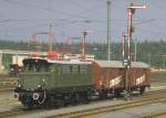 Nrnberg-Langwasser 1985.E-Lok 44 002 mit einem Stckgut Schnellverkehr Wagen fhrt an der Zuschauertribne vorbei.(Archiv P.Walter)