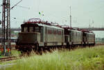 Eine Lokomotive der Baureihe 144 (144 187-2), und eine weitere Ellok (145 176-4), sowie noch eine Ellok der DB-Baureihe 144  waren 1984 in Rosenheim auf DB-Gleisen abgestellt gewesen.