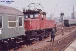 E 63 (BR 163) bei ihrer  Arbeit  als Rangierlok im Stuttgarter Hbf, sie wurde vor allem viele Jahrzehnte zum Bereitstellen und Abziehen von Reisezgen an den Bahnsteigen eingesetzt.