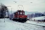 Mit ihrem Zug aus Oberammergau ist die 1912 gebaute 169 003-1 im Januar 1979 im Bahnhof Murnau Ost angekommen und hat nur noch wenige Meter bis zum Endpunkt im Bahnhof Murnau zurückzulegen