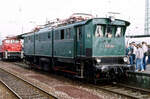 Due Museumslok E 91 099 am 23.10.1988 auf einer Eisenbahnausstellung im Hbf. Karlsruhe.