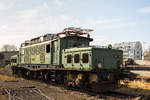 E94 135 dient im Bayerischen Eisenbahnmuseum in Nördlingen als Ersatzteilspender für die E94 192. E94 135 wurde 1945 in Dienst gestellt und war bis 2003 als 1020.17 im Besitz der ÖBB. 1970 brannte die Lok nach einer Havarie in Rosenheim vollständig aus. Sie wurde bis 1972 in Linz wieder komplett aufgebaut.

Hersteller: Krauss-Maffei, München (mechanisch), Siemens-Schuckert-Werke (elektrisch)
Fabriknr.: 16308(Krauss-Maffei)
Baujahr: 1944
Abnahmedatum: 22.02.1945
Erst-Bw: Salzburg
Umbeheimatungen: Villach, Innsbruck, Bludenz
Heimat-Bw. z.Z.d. Aufnahme: BEM Nördlingen
Eigentümer z.z.d. Aufnahme: Bayerisches Eisenbahnmuseum Nördlingen
ursprüngl. Fahrzeugnr.: E94 135
Betreibernr. z.Z.d. Aufnahme: E94 135
Umnummerierungen: 1020.17 (01.04.1954)
z-Stellung: Januar 1995
Ausmusterung: 01.03.1995
Radsatzfolge: Co'Co'
Vmax (km/h): 90
Leistung (kW): 3.300
Dienstmasse (t): 118,7
Radsatzfahrmasse (t): 20
LüP (mm): 18.600  