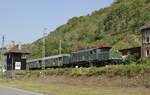 Mit einem Sonderzug der Hammer Eisenbahnfreunde verlässt die 194 158-2 am 18.09.2021 den Bahnhof Kaub, leider war auf die Schnelle kein ganz vegetationsfreier Standort zu finden