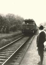 Einfahrt von E 94 151 auf Gleis 4 in Eichstätt Bahnhof. Die Passagiere warten schon auf den Zug. Damals wurden vor Personenzügen auch noch E 94 eingesetzt. Das Foto entstand im Jahr 1966 von meinem Vater Franz Bauch, darum auch die schlechte Bildqualität.
