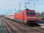 Am 24.März 2017 schob 101 111 den IC 2425 Binz-Berlin Hbf aus dem Bahnhof Bergen/Rügen.