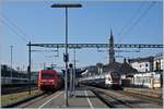 Fernverkehr in Konstanz: die DB 101 451-1 wartet mit ihrem IC 2006 auf Gleis 3 auf die Abfahrt, während auf Gleis 1 der SBB RABe 511 von Zürich eingetroffen ist und als IR 2114 in Kürze