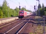 101 123-8 mit EC 370 fhrt durch Elmshorn. 03.05.07