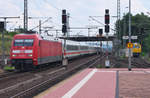 101 030-5 ist mit ihrem IC nach Stralsund/Greifswald unterwegs und wird gleich in Kassel Wilhelmshöhe einen Zwischenstopp einlegen. In der Abstellung steht 740 102 - 09.07.2017