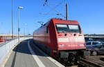 101 040-4 stellt IC 2201 (Linie 35) nach Köln Hbf bzw. RE 52201 nach Leer(Ostfriesl) im Starthaltepunkt Norddeich Mole bereit. [26.7.2017 - 9:48 Uhr]