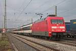 Mit dem gedrehten EC 9 (Hamburg Altona - Zürich HB) fuhr am 11.12.2016 die 101 038-8 durch die Gleisanlagen von Müllheim (Baden) gen Basel.