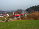 101 098 zieht RE 4013 von Nürnberg nach München. Am 26.01.18 bei Paindorf.