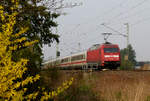 23.04.2013, ICE 1033 Berlin - München fährt kurz hinter dem Haltepunkt Küps, geschoben von 101 049, in Richtung Lichtenfels.