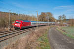 101 022 mit dem IC 2083 von Hamburg-Altona nach Freilassing bei Oberhessbach, 19.01.2019