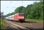 101044-6 kommt hier am 16.07.2005 mit einem kurzen Entlastungs IC in Richtung Osnabrück durch den Bahnhof Natrup Hagen.