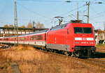 17. Oktober 1999, Bahnhof Freilassing, Lok DB 101 047-9 fährt mit RB 1080 von Berchtesgaden ein. Die Garnitur soll den Bahnhof nach dem Richtungswechsel 09:56 Uhr als IC 1080  Königssee  mit Ziel Hamburg-Altona wieder verlassen.