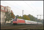 DB 101053 fährt mit einem Intercity aus Berlin am 9.10.2005 durch den Bahnhof Melle in Richtung Osnabrück.