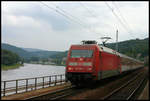 DB 101139-4 kommt hier am 27.8.2006 mit einem Eurocity aus Prag durch das Elbtal bei Königstein.