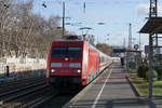 Die beiden Ansichten eines nicht verpendelten IC mit der 101 138-6 anlässlich der Bahnhofsdurchfahrt Köln Süd vom 29. November 2019.
Foto: Walter Ruetsch