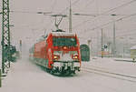 25. Januar 2004, eine Lok der BR 101 fährt mit einem IC in Richtung München durch den Bahnhof Freilassing 