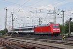 DB Lok 101 095-8 fährt beim badischen Bahnhof ein. Die Aufnahme stammt vom 26.05.2020.