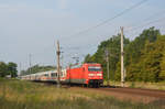 Mit einem Ersatzzug für den ausgefallenen ICE 1604 war 101 081 am 09.08.20 von Leipzig nach Berlin unterwegs. Hier passiert der IC 2908 Burgkemnitz.