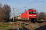 Wegen der Inbetriebnahme der letzten umgebauten Bahnsteige wurde der Hbf Halle(S) Mitte Januar noch einmal gesperrt. Die IC-Linien 55/56 wurden in dieser Zeit wieder über Dessau umgeleitet. Am 17.01.21 passiert 101 087 mit dem IC 2037 Greppin; sein Ziel Bitterfeld wird der IC damit gleich erreicht haben.