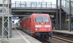 DB Fernverkehr AG [D] mit  101 124-6  [NVR-Nummer: 91 80 6101 124-6 D-DB] mit PbZ (zwei DB Regio Doppelstockwagen am Haken) am 07.04.21 Durchfahrt Bf. Berlin Hohenschönhausen. 