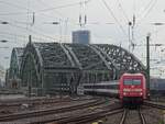 101 035 zieht einen EC in den Kölner Hbf.
Links das Reiterstandbild Friedrich III.

Das Foto entstand vom Bahnsteig. 