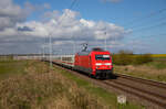 101 068 bringt am 30.04.2023 den Leerpark für den IC2213 nach Binz.