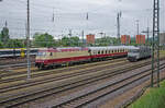 Freitag den 03.05.2024 um 08:19 Uhr in Basel. Im Bahnhof  Basel Bad Bf“ (DB Bahnhof auf Schweizer Gebiet) steht auf der Südseite des Personenbahnhofs in einem der Stumpengleise / Stumpfgleise eine abgestellte DB Lok der Baureihe 101. Die ganze NVR-Fahrzeugnummer lautet: 91 80 6101 001-6 D-DB, Hersteller: ADtranz, Baujahr: 1996, DB Ablieferung am: 24.08.1996. Seit dem 26.01.2023 ist sie eine Leihgabe an das BSW (Bahn Sozial Werk) -Freizeitgruppe zur Erhaltung historischer Eisenbahnfahrzeuge Koblenz, Koblenz-Lützel (D). Zuteilung; DB Museum, BD Köln, Bw Koblenz-Lützel. EBA-NR: 95O03A 003. Beschriftet ist sie als  Rheingold“. Somit passt sie bestens zum AKE-Rheingold (AKE-Eisenbahntouristik). Angehängt sind die beiden AKE-Rheingoldwagen (AKE-Eisenbahntouristik) Avmz 56 80 1994 049-9 D-AKE und Avmz 56 80 1994 005-1 D-AKE. Koordinaten GMS (Grad, Minuten, Sekunden): N 47° 33’ 51.8’’ O 7° 36’ 34.5’’