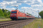 Der PbZ Leipzig - Berlin bestand am 18.06.24 aus zwei ehemaligen IC-Wagen des früheren MNE, einem Dosto und der Wagenlok 101 018. Angeführt von 101 135 rollt er hier durch Greppin Richtung Dessau.