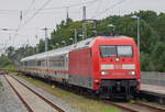 IC im Ostseebad Binz mit der Lok 101 002. Beinahe hätten sich auf dem Bahnhof zwei Schwestern begegnet, denn der AKE-Rheingold wurde von der Lok 101 001 gezogen. - 18.08.2024 - Aufnahme vom Bahnsteig 3.
