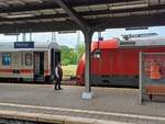 Am 10.07.2024 fand er Lokwechsel von Diesel- auf E-Traktion der MDV-ICs bereits in Weimar statt. Hier setzt die DB 101 009-9 an den IC 2150 aus Gera Hbf, den sie dann nach nach Kassel-Wilhelmshöhe schieben wird. Der Zugbegleiter genießt die kurze Pause auf dem Bahnsteig.