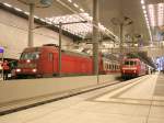 Zwei InterCity-Loks verschiedener Generationen treffen sich im Berliner Hauptbahnhof.