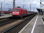 101 064 hat am 08.12.2007 die Ehre, den letzten IC 329  Alpenland  nach Garmisch zu ziehen. Hier steht sie mit eingeschaltetem Fernlicht abfahrtbereit in Augsburg Hbf. Dank an der netten Lokfhrer.