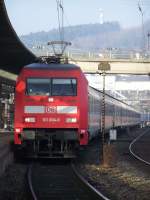 101 004 steht mit einem IC im Bahnhof Ulm Hbf zur Abfahrt bereit.